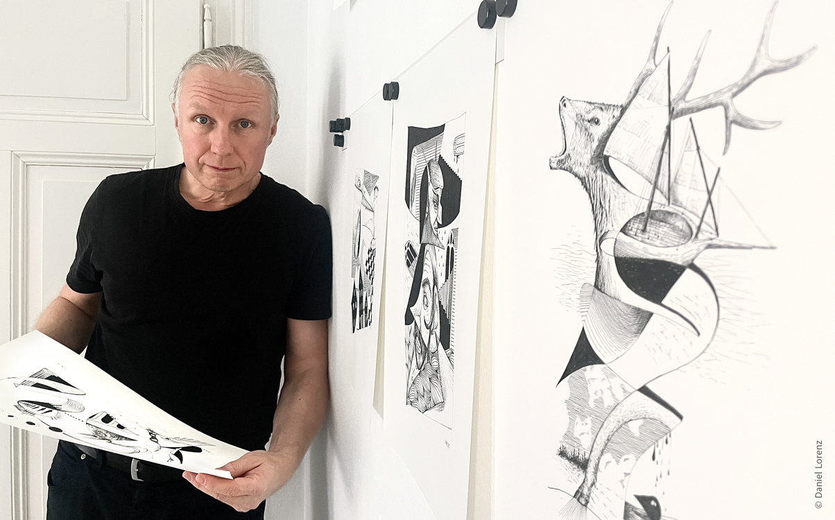 Daniel Lorenz vor Bilderwand
