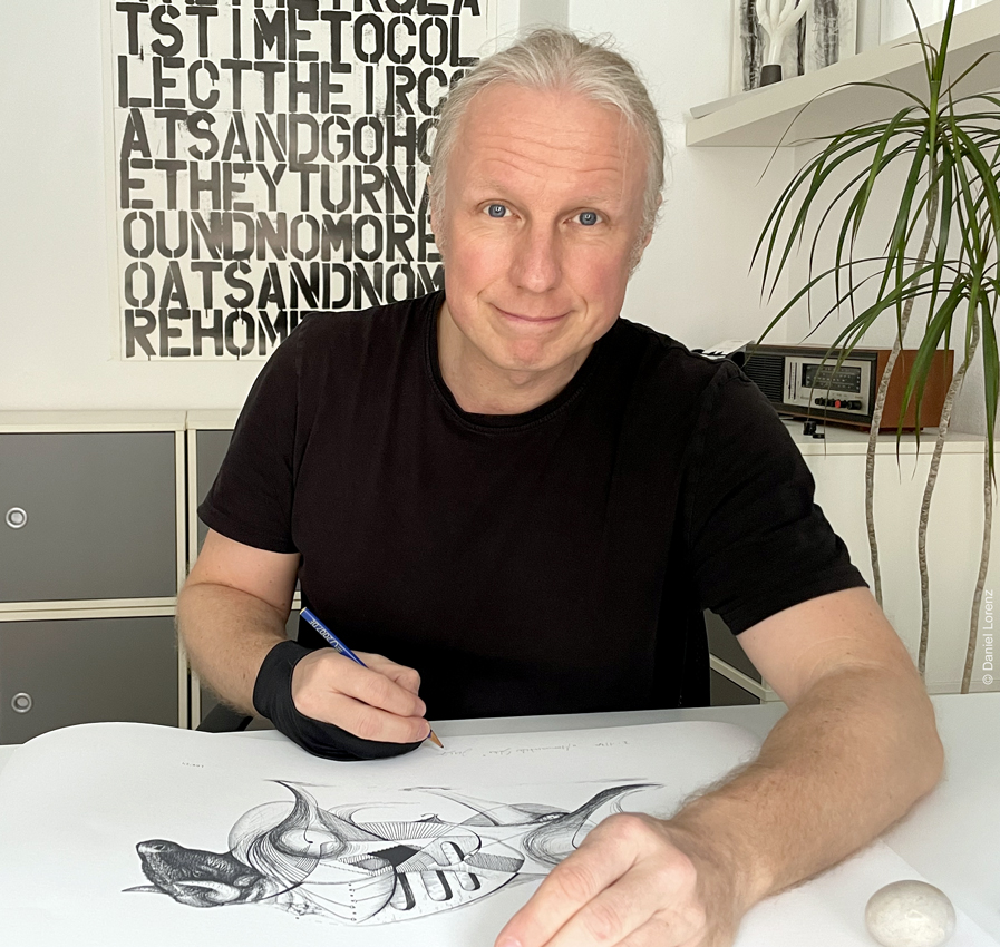 Daniel Lorenz signiert den Kunstdruck